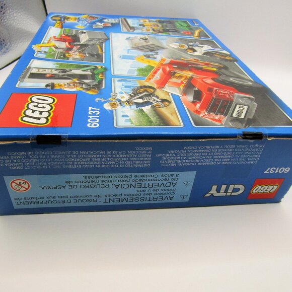 Lego City Tow Truck Trouble - Picture 3 of 6